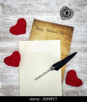 Antike Vorratstitelungen mit handgeschriebenen Happy Valentines Day, herausragen aus dem Buch, 3 rote Kuschelherz, detaillierte silberne Kiel stehen in Form von hart, o Stockfoto