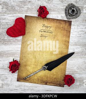 Antike Predigt mit handgeschriebener Happy Valentines Day, rotes Kuschelherz, 3 rote Rosen, detailgetreuer silberner Federständer in Form von hart, verziertes sil Stockfoto