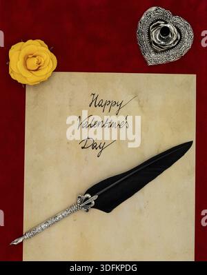 Antike Vorratsapparate mit handgeschriebener Happy Valentines Day, gelbe Rose, detaillierte silberne Federkiel in Form von hart akzentuiert durch flach liegend schön Stockfoto