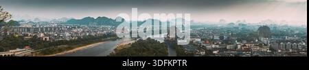 Breites Panorama Der Stadt Guilin. Li River und Karstberge aus der Vogelperspektive der chinesischen Landschaft Stockfoto