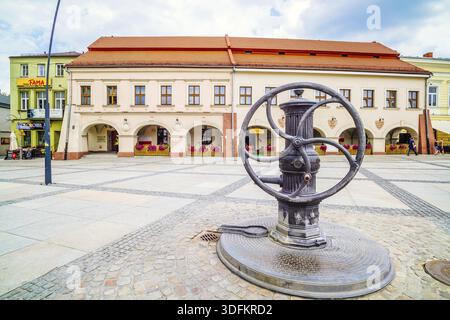 , Swietokrzyskie in Kielce, Polen, Juni 2016 Vintage Wasserpumpe mit Rad am Marktplatz. Museum der Dialog der Kulturen in den Hintergrund Stockfoto