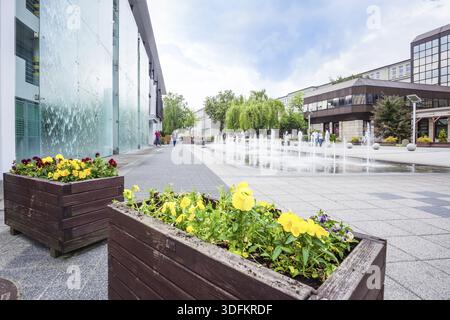 , Swietokrzyskie in Kielce, Polen, Juni 2016 künstlichen Wasserfall von Gebäude und Brunnen in der Nähe der ZUS-Gebäude in Kielce Stockfoto