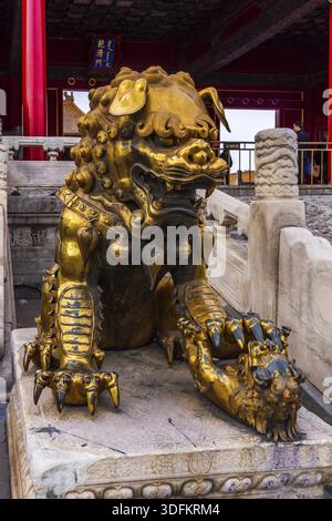 Peking, China, April 2013 Den bronzenen Löwen in der Verbotenen Stadt, beliebte Touristenattraktion Stockfoto