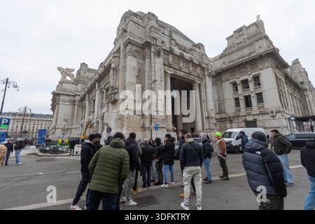 Mailand, Italien. Januar 2026. Taxisti in sciopero in Stazione Centrale contro Uber - Milano, Italia - Martedì, 13 gennaio 2026 (Foto Stefano Porta/LaPresse) Taxifahrer streiken am Hauptbahnhof gegen Uber - Mailand, Italien - Dienstag, 13. Januar 2026 (Foto Stefano Porta/LaPresse) Credit: LaPresse/Alamy Live News Stockfoto