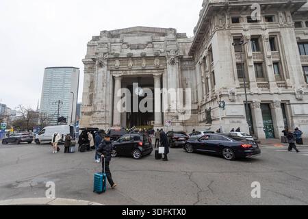 Mailand, Italien. Januar 2026. Taxisti in sciopero in Stazione Centrale contro Uber - Milano, Italia - Martedì, 13 gennaio 2026 (Foto Stefano Porta/LaPresse) Taxifahrer streiken am Hauptbahnhof gegen Uber - Mailand, Italien - Dienstag, 13. Januar 2026 (Foto Stefano Porta/LaPresse) Credit: LaPresse/Alamy Live News Stockfoto