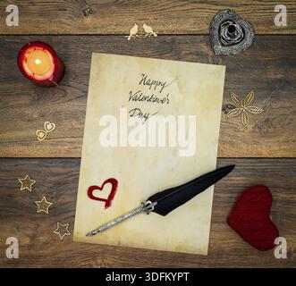 Antike Vorlösung mit handgeschriebenen Happy Valentines Day, rot beleuchtete Kerze, rotes Kuschelherz, Holzdekorationen, detaillierte silberne Kiel stehen in Form Stockfoto