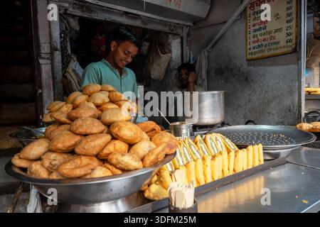 Old Delhi, Delhi, Indien - 31. Oktober 2025: Frisches indisches Kachoris-gebratenes Gebäck zum Verkauf bei Straßenverkäufern in Old Delhi Indien Stockfoto