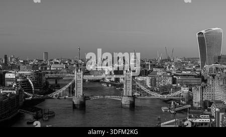 LONDON, Großbritannien - 07. JANUAR 2026 - berühmte Tower Bridge über die Themse mit St. Paul's Cathedral und Wolkenkratzern Stockfoto