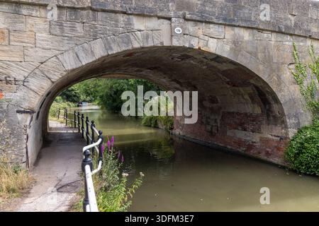 Widbrook-Kanalbrücke 170. Eine Steinstraße Brücke über den Kennet und Avon Canal, Bradford auf Avon, Wiltshire, England, Großbritannien Stockfoto