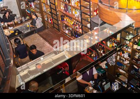 Die Spirits Library Bar in Manila, Philippinen. Es ist bekannt für seine sorgfältig zubereiteten Cocktails und die kuratierte Atmosphäre. Stockfoto
