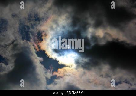 Sonne Versteckt Hinter Dramatischen Wolken Stockfoto