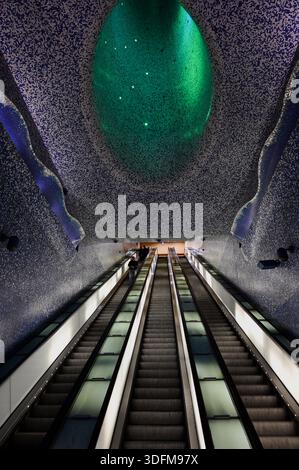 Die U-Bahn-Station Toledo befindet sich in Neapel, Italien. Rolltreppe, farbenfrohe Mosaikwände und Oberlicht darüber, das dem Meer ähnelt. Berühmtes Wahrzeichen. Architektur Stockfoto