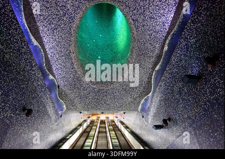 Die U-Bahn-Station Toledo befindet sich in Neapel, Italien. Rolltreppe, farbenfrohe Mosaikwände und Oberlicht darüber, das dem Meer ähnelt. Berühmtes Wahrzeichen. Architektur Stockfoto