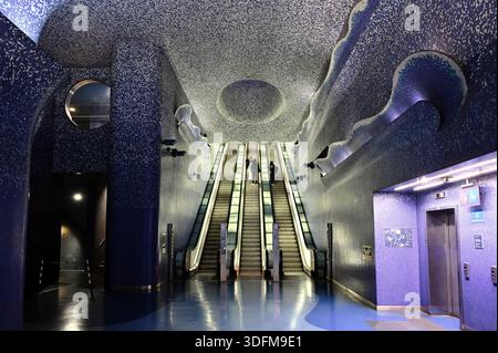 Die U-Bahn-Station Toledo befindet sich in Neapel, Italien. Rolltreppe, farbenfrohe Mosaikwände und Oberlicht darüber, das dem Meer ähnelt. Berühmtes Wahrzeichen. Architektur Stockfoto