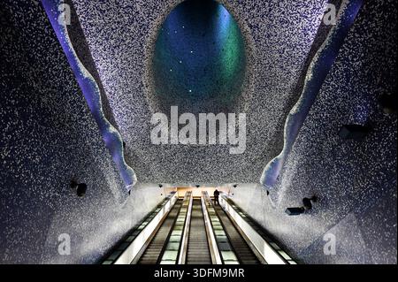 Die U-Bahn-Station Toledo befindet sich in Neapel, Italien. Rolltreppe, farbenfrohe Mosaikwände und Oberlicht darüber, das dem Meer ähnelt. Berühmtes Wahrzeichen. Architektur Stockfoto