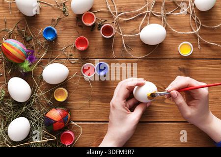 Kreative Eierdekoration während der Frühlingsfestfeier zu Hause Stockfoto