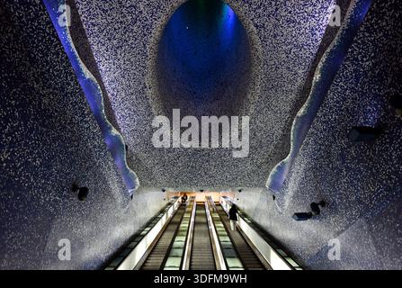 Die U-Bahn-Station Toledo befindet sich in Neapel, Italien. Rolltreppe, farbenfrohe Mosaikwände und Oberlicht darüber, das dem Meer ähnelt. Berühmtes Wahrzeichen. Architektur Stockfoto