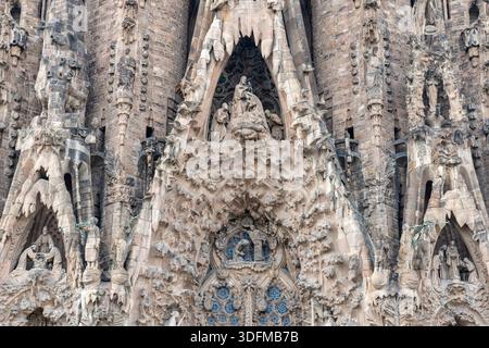 Barcelona, Spanien - 19. Oktober 2025: Detaillierte Steinskulpturen der Heiligen Familie an der Krippenfassade der Sagrada Familia. Stockfoto