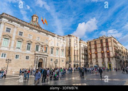 Barcelona, Spanien - 20. Oktober 2025: Touristen wandern auf dem Plac de Sant Jaume in der Nähe des Palau de la Generalitat. Stockfoto