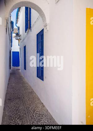 Wo Blue Doors Whisper vergessene andalusische Geheimnisse flüstern (Cordoba, Spanien: 10. September 2022) Stockfoto