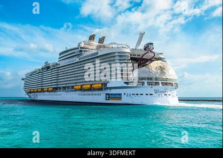 Miami, Florida - 11. November 2025: Wonder of the Seas, Royal Caribbean Familienkreuzschiff, das vom Hafen von Miami aus in die Karibik segelt Stockfoto