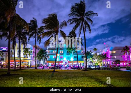 Miami Beach, Florida, USA - 11. November 2025: Nachtleben und Art déco-Gebäude des Ocean Drive in South Beach Stockfoto
