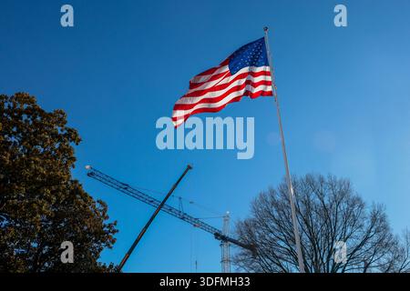 Washington, Usa. Januar 2026. Die amerikanische Flagge flattert im Wind, bevor US-Präsident Donald J. Trump am 13. Januar 2026 auf der Marine One vom Südrasen des Weißen Hauses in Washington, DC, USA, abreiste. Präsident Trump reist nach Detroit, Michigan, um im Detroit Economic Club eine Rede zu halten. Quelle: Abaca Press/Alamy Live News Stockfoto