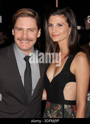 Daniel Bruhl und seine Freundin, Psychologin Felicitas Rombold, kamen am 20. Oktober 2015 zur Premiere des „Burnt“ der Weinstein Company im Museum of Modern Art in New York City. Foto: Henry McGee/MediaPunch Stockfoto