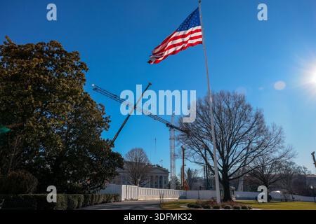 Washington, Usa. Januar 2026. Die amerikanische Flagge flattert im Wind, bevor US-Präsident Donald J. Trump am 13. Januar 2026 auf der Marine One vom Südrasen des Weißen Hauses in Washington, DC, USA, abreiste. Präsident Trump reist nach Detroit, Michigan, um im Detroit Economic Club eine Rede zu halten. Quelle: SIPA USA/Alamy Live News Stockfoto