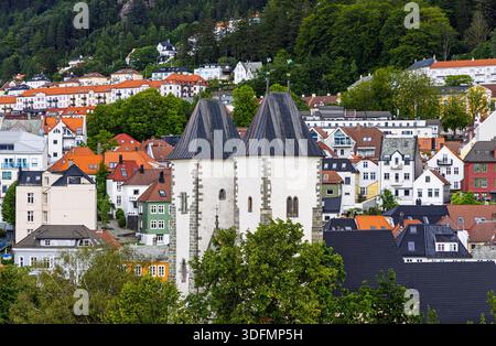 Die zwei Eingangstürme von Mariakirken, dem ältesten Gebäude in Bergen, einer Küstenstadt in Vestland, Norwegen Stockfoto