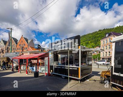 Mobiler Verkaufsstand für lokale Lebensmittel, der Rentierwurst, Elchburger und gebackene Kartoffeln im Stadtzentrum von Bergen, einer Küstenstadt in Vestland, Norwegen, verkauft Stockfoto