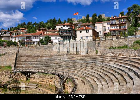 Altes Amphitheater in der Altstadt von Ohrid und Samuels Festung in Nordmazedonien Stockfoto
