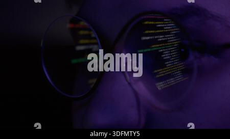 Programmierer, der den Code über eine Brille betrachtet Stockfoto