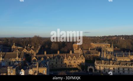 Blick aus der Vogelperspektive auf die Architektur des Magdalen College und die Stadtansicht von Oxford Stockfoto