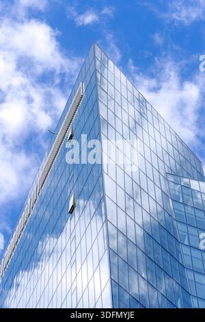 Hochhaus/Bürohochhaus mit Spiegelglasscheiben, zentrales Geschäftsviertel Vilnius / Geschäftsviertel in Šnipiškės, Litauen Stockfoto