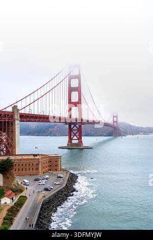1937 Golden Gate Bridge im Nebel, rote Art déco-Hängebrücke, die San Francisco mit dem Marin County, Kalifornien, Vereinigte Staaten verbindet Stockfoto