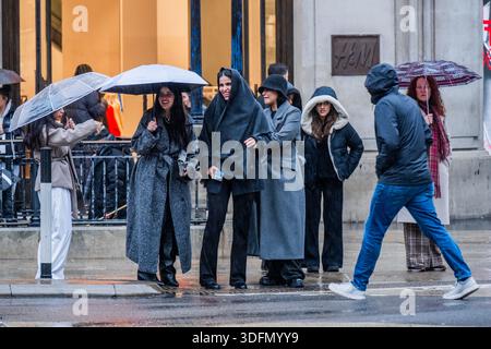 London, Großbritannien. Januar 2026. Die Leute überqueren die Kreuzung am Oxford Circus - nass, ob im West End von London einkaufen. Guy Bell/Alamy Live News Stockfoto