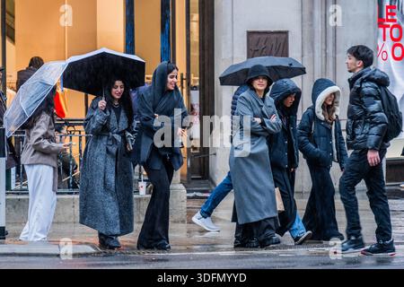 London, Großbritannien. Januar 2026. Die Leute überqueren die Kreuzung am Oxford Circus - nass, ob im West End von London einkaufen. Guy Bell/Alamy Live News Stockfoto
