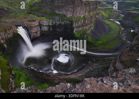 Palouse Falls, Washington, USA. Lange Exposition des Wasserfalls in einem kreisförmigen Basalt-Canyon-Pool mit wirbelnder Wasserbewegung. Stockfoto