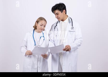 Medizinisches Team, das Patientenakten überprüft Stockfoto