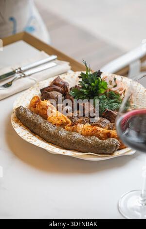 Gegrilltes Schaschlik-Sortiment auf Lavash-Teller Stockfoto
