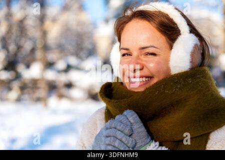 Nahporträt der fröhlichen jungen Frau im Winter im Freien. Stockfoto