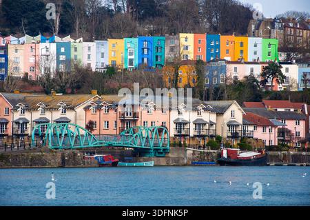 Bristol UK 02-18-2025 Ein Blick auf die Gebäude entlang einer Uferpromenade in Bristol. Die farbenfrohen Gebäude sind eine Attraktion der Stadt Stockfoto