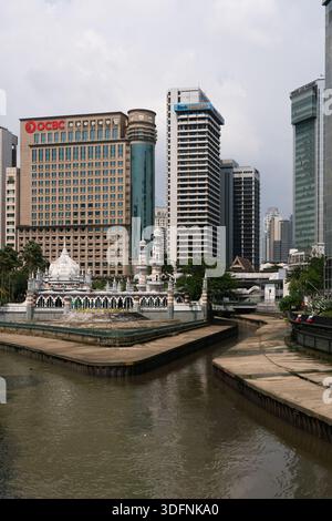 Zusammenfluss des Flusses Life mit der Masjid Jamek Jamek Jamek Moschee und den Wolkenkratzern der Stadt, einschließlich des OCBC Bankgebäudes, Kuala Lumpur, Malaysia. Stockfoto