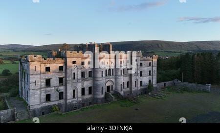 Die verlassenen Ruinen von Dalquharran Castle, einem aus dem späten 18. Jahrhundert stammenden Herrenhaus auf dem Land in der Nähe von Girvan, South Ayrshire. Tagsüber bis earl Stockfoto