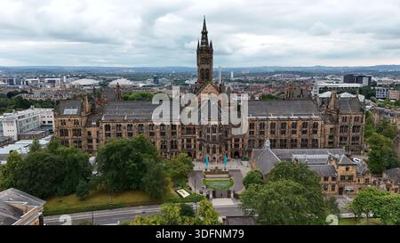 Blick aus der Vogelperspektive auf das historische Hauptgebäude der University of Glasgow, mit seinem berühmten gotischen Turm mit Blick auf die Stadt Glasgow, Schottland. Dayti Stockfoto