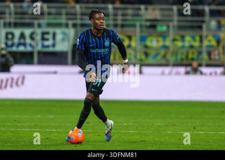 Yann Aurel Bisseck vom FC Internazionale wurde 2025/26 während des Fußballspiels der Serie A zwischen dem FC Internazionale und dem SSC Napoli im San Siro Stadion in Mailand gesehen Stockfoto