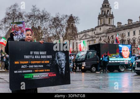 Parliament Square, London, Großbritannien. Januar 2026. Aktivisten und Mitglieder der iranischen Gemeinschaft in London hielten ihren 63. Wöchentlichen Protest vor den Houses of Parliament ab und forderten US-Präsident Donald Trump auf, nach Berichten über Massenmorde an Demonstranten im Iran sofort Maßnahmen zu ergreifen. Die Regierung hat am 8. Januar Internetdienste und Telefonleitungen im Iran abgeschnitten, um das Ausmaß der Proteste und Beweise für Massenmorde in der ganzen Welt zu verbergen. Quelle: Amanda Rose/Alamy Live News Stockfoto