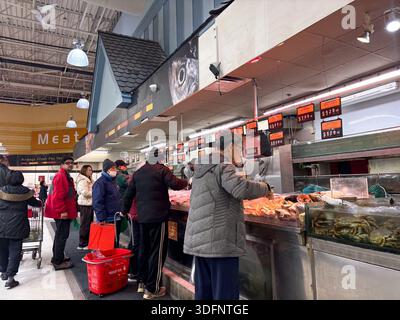 Shopper in einem asiatischen Supermarkt. Fische und Krabben sind zu sehen. Stockfoto