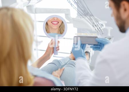 Zahnarzt mit Proben von der Zahnwaage bis zur Patientenzahnreflexion Stockfoto